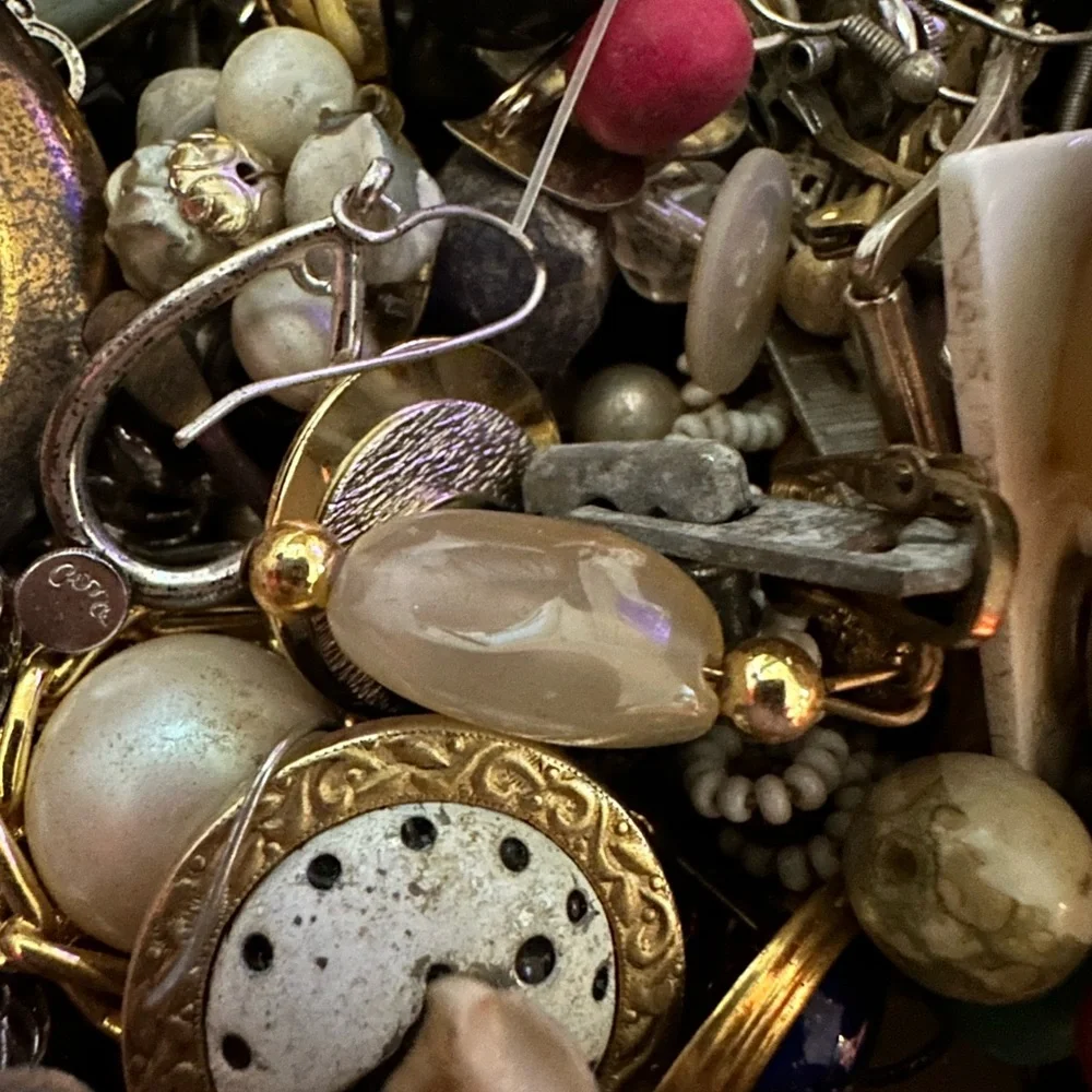 1/4 Pound Vintage 60’s to Present, Jewelry/Crafting Lot. - Picture 4 of 8
